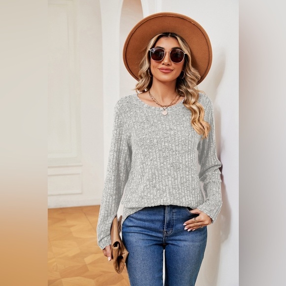 Every Day Style Round Neck Heathered Top - Picture 4 of 5
